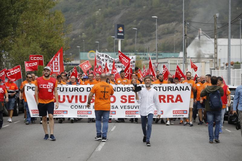 Trabajadores de la factoría langreana de Vesuvius, representantes políticos y sindicales y decenas de vecinos de la comarca participan en una marcha por la continuidad de la fábrica, cuyo futuro está amenazado por un ERE que afectará a los 111 trabajadores. Los manifestantes caminaron desde las instalaciones en el polígono de Riaño hasta el Ayuntamiento de Langreo.