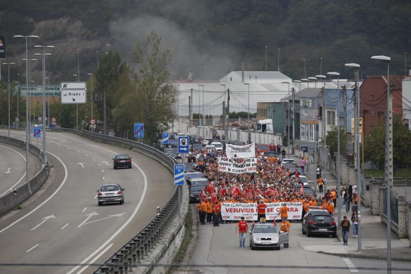 Trabajadores de la factoría langreana de Vesuvius, representantes políticos y sindicales y decenas de vecinos de la comarca participan en una marcha por la continuidad de la fábrica, cuyo futuro está amenazado por un ERE que afectará a los 111 trabajadores. Los manifestantes caminaron desde las instalaciones en el polígono de Riaño hasta el Ayuntamiento de Langreo.