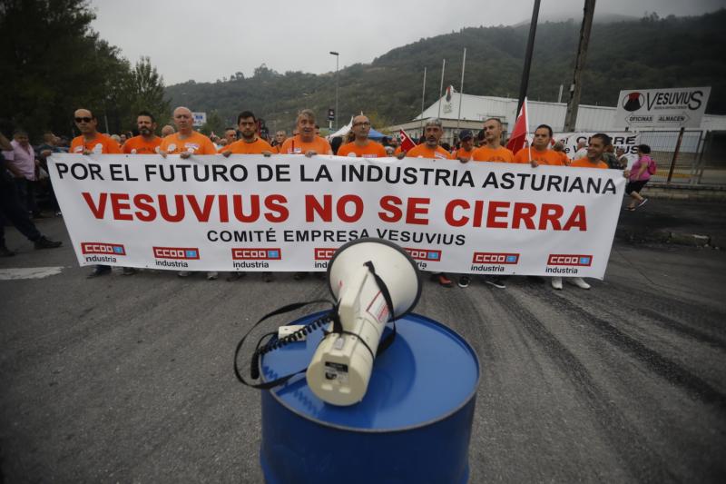 Trabajadores de la factoría langreana de Vesuvius, representantes políticos y sindicales y decenas de vecinos de la comarca participan en una marcha por la continuidad de la fábrica, cuyo futuro está amenazado por un ERE que afectará a los 111 trabajadores. Los manifestantes caminaron desde las instalaciones en el polígono de Riaño hasta el Ayuntamiento de Langreo.