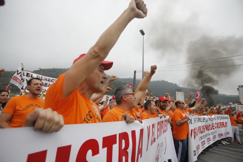 Trabajadores de la factoría langreana de Vesuvius, representantes políticos y sindicales y decenas de vecinos de la comarca participan en una marcha por la continuidad de la fábrica, cuyo futuro está amenazado por un ERE que afectará a los 111 trabajadores. Los manifestantes caminaron desde las instalaciones en el polígono de Riaño hasta el Ayuntamiento de Langreo.