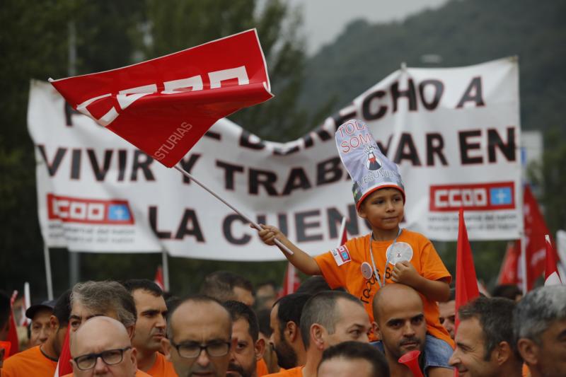 Trabajadores de la factoría langreana de Vesuvius, representantes políticos y sindicales y decenas de vecinos de la comarca participan en una marcha por la continuidad de la fábrica, cuyo futuro está amenazado por un ERE que afectará a los 111 trabajadores. Los manifestantes caminaron desde las instalaciones en el polígono de Riaño hasta el Ayuntamiento de Langreo.