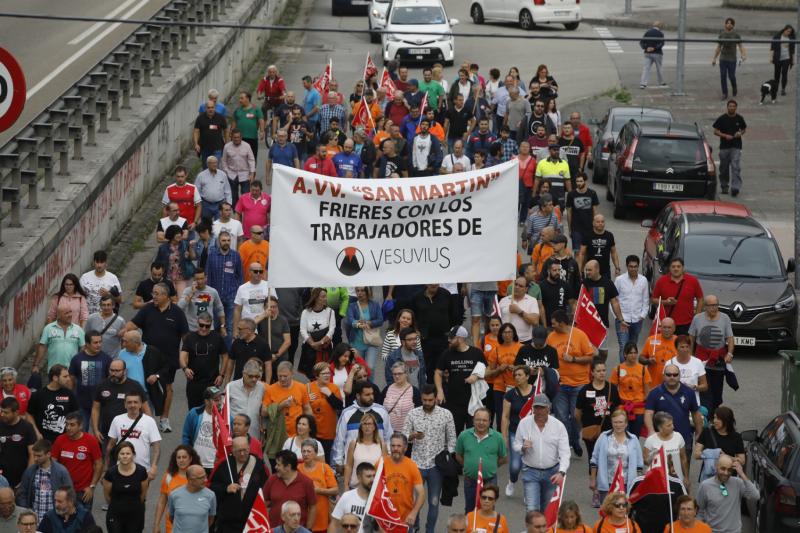 Trabajadores de la factoría langreana de Vesuvius, representantes políticos y sindicales y decenas de vecinos de la comarca participan en una marcha por la continuidad de la fábrica, cuyo futuro está amenazado por un ERE que afectará a los 111 trabajadores. Los manifestantes caminaron desde las instalaciones en el polígono de Riaño hasta el Ayuntamiento de Langreo.