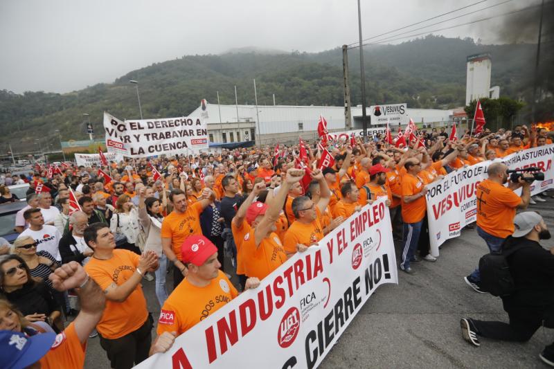 Trabajadores de la factoría langreana de Vesuvius, representantes políticos y sindicales y decenas de vecinos de la comarca participan en una marcha por la continuidad de la fábrica, cuyo futuro está amenazado por un ERE que afectará a los 111 trabajadores. Los manifestantes caminaron desde las instalaciones en el polígono de Riaño hasta el Ayuntamiento de Langreo.