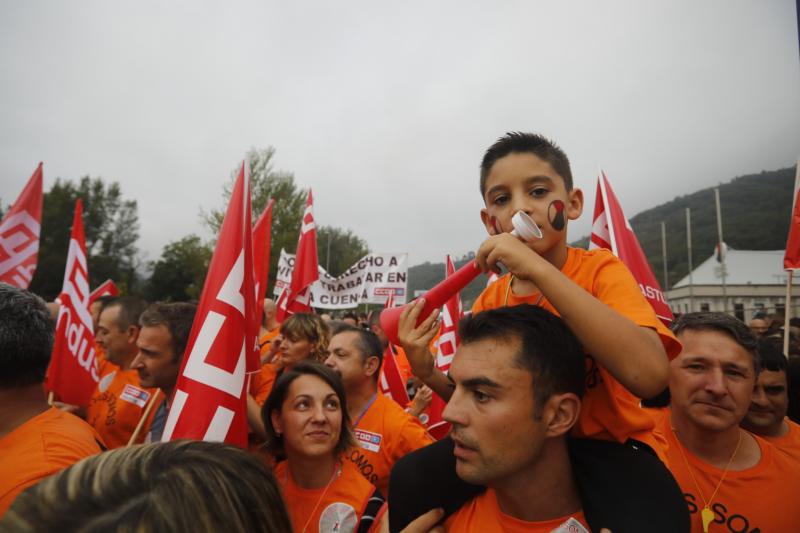 Trabajadores de la factoría langreana de Vesuvius, representantes políticos y sindicales y decenas de vecinos de la comarca participan en una marcha por la continuidad de la fábrica, cuyo futuro está amenazado por un ERE que afectará a los 111 trabajadores. Los manifestantes caminaron desde las instalaciones en el polígono de Riaño hasta el Ayuntamiento de Langreo.