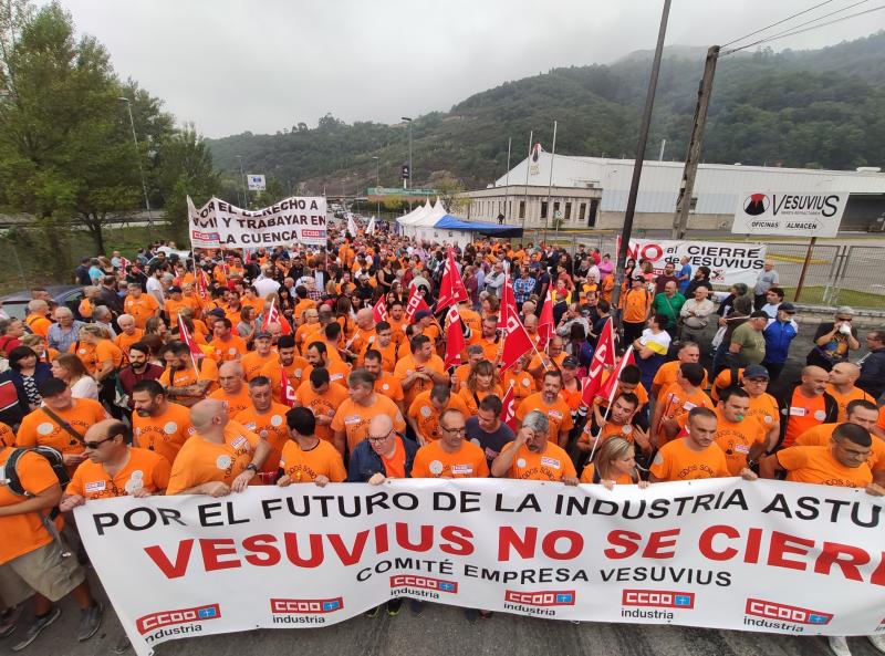 Trabajadores de la factoría langreana de Vesuvius, representantes políticos y sindicales y decenas de vecinos de la comarca participan en una marcha por la continuidad de la fábrica, cuyo futuro está amenazado por un ERE que afectará a los 111 trabajadores. Los manifestantes caminaron desde las instalaciones en el polígono de Riaño hasta el Ayuntamiento de Langreo.