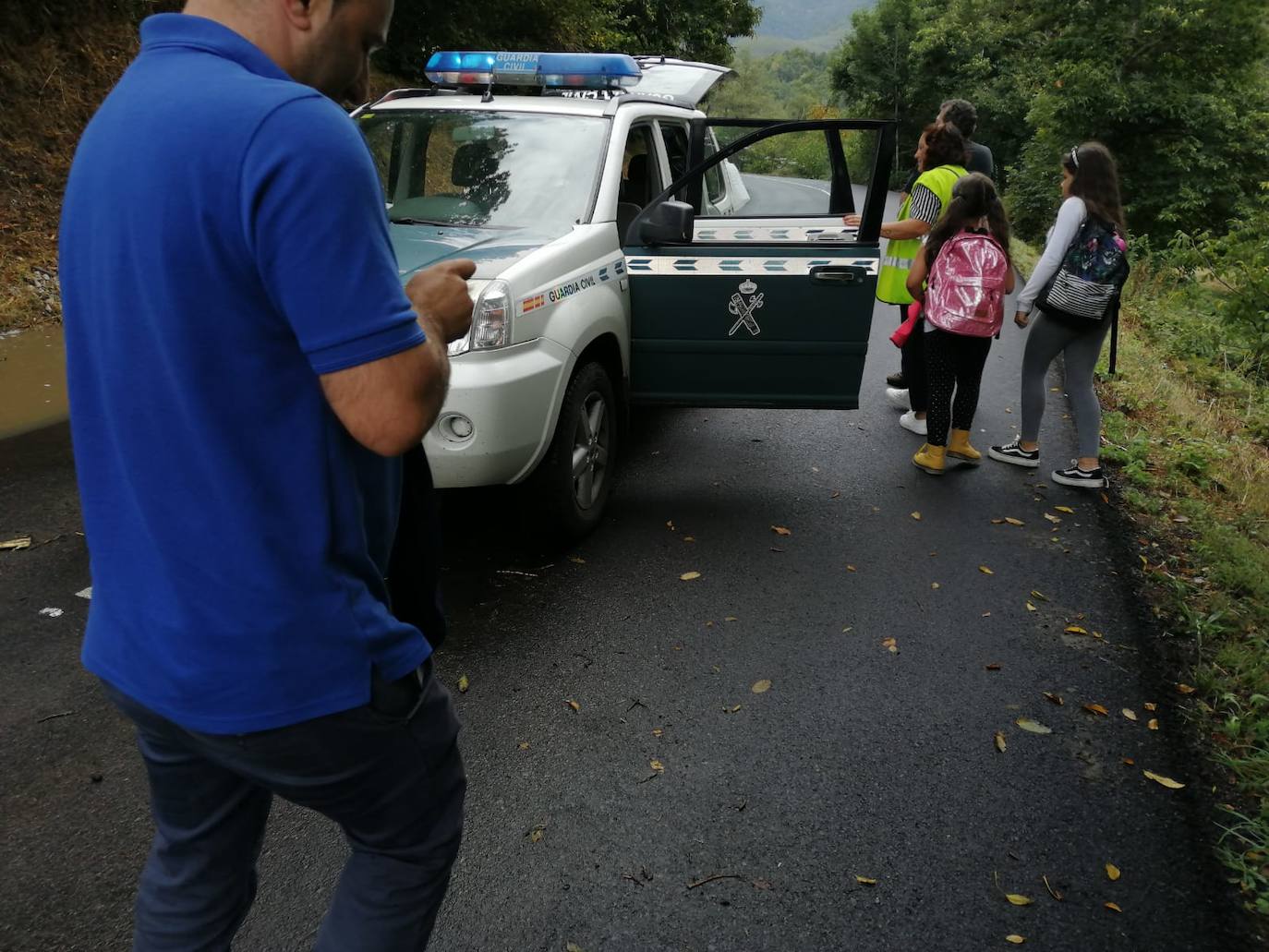 La carrerera AS-15 permanece cortada entre los kilómetros 88 y 90, a la altura de Fondos de Vega, en Degaña, tras producirse cinco argayos como consecuencia de una fuerte tormenta que cayó pasadas las 14 horas
