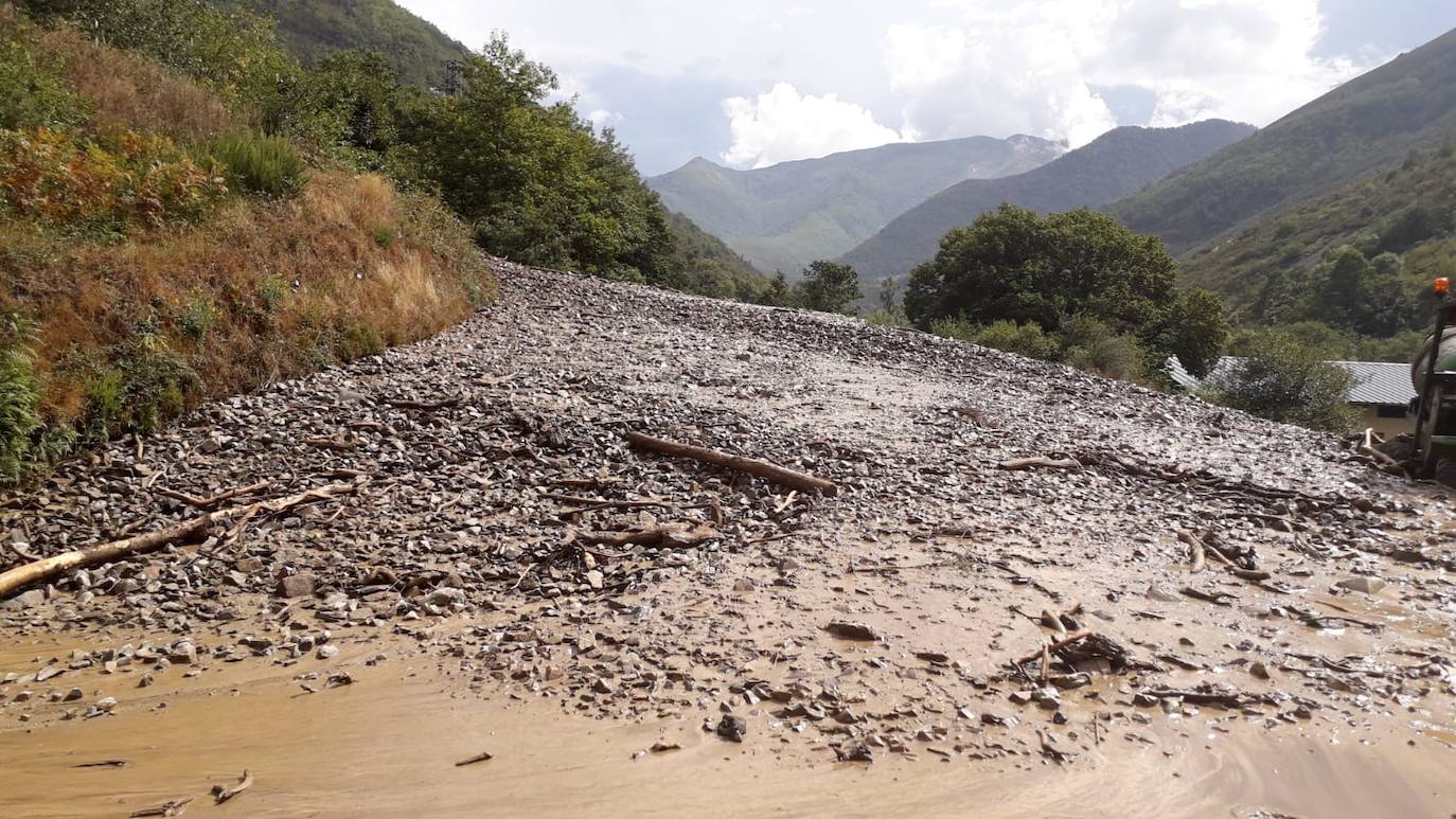 La carrerera AS-15 permanece cortada entre los kilómetros 88 y 90, a la altura de Fondos de Vega, en Degaña, tras producirse cinco argayos como consecuencia de una fuerte tormenta que cayó pasadas las 14 horas