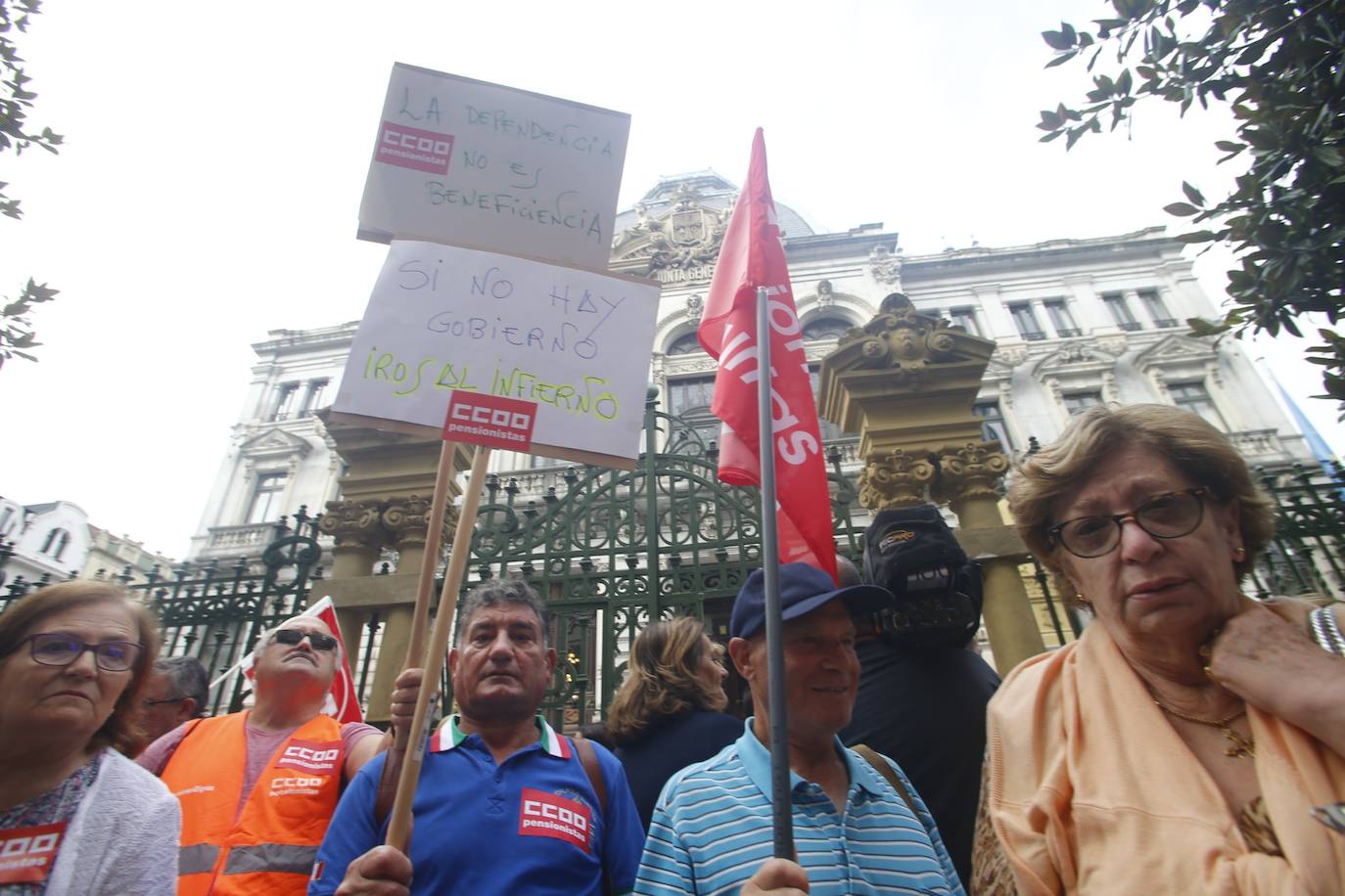 Las federaciones de pensionistas de CC OO y UGT y la Fampa se han concentrado este martes frente a la Junta General para reclamar que las políticas relacionadas con los mayores sean «una prioridad» en la agenda política del Gobierno