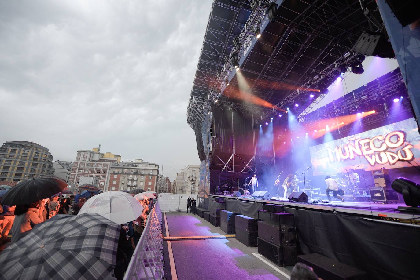 La banda actuó en el escenario de las fiestas de San Mateo situado en la Losa. 
