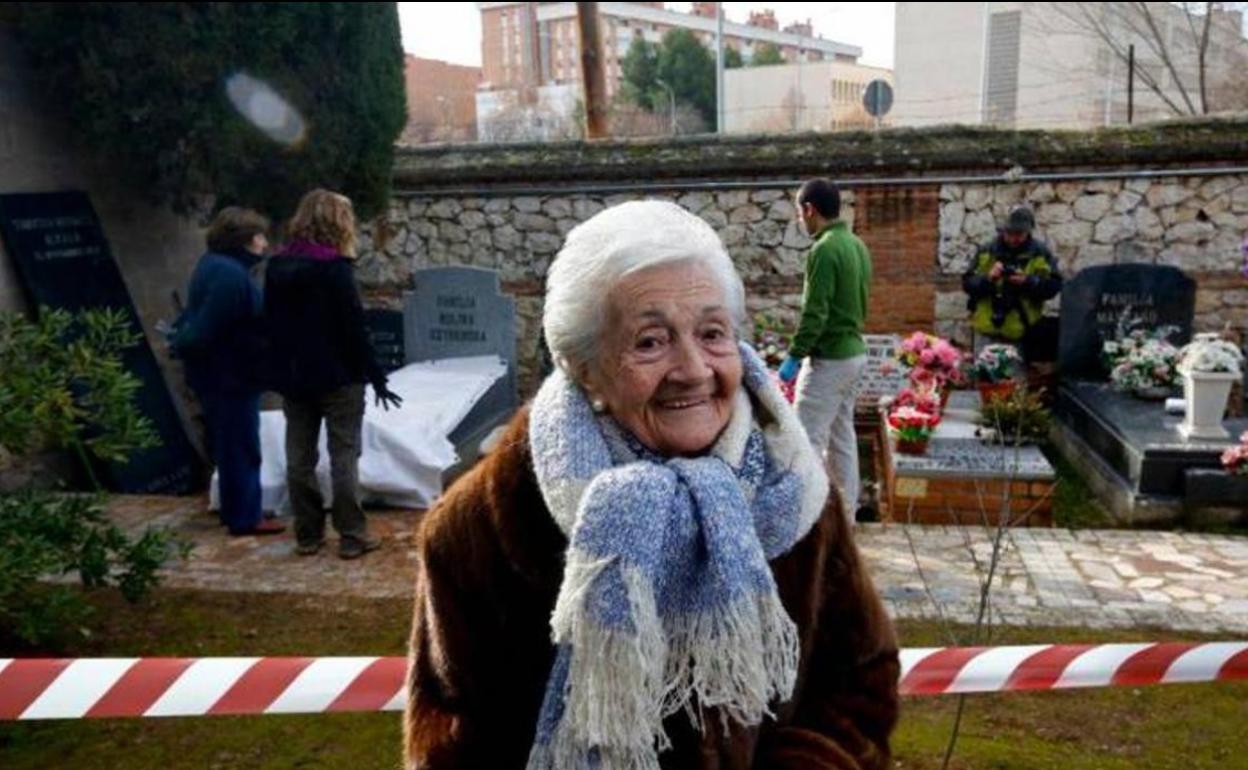 Ascensión Mendieta, durante los trabajos de exhumación de su padre en el cementerio de Guadalajara. 