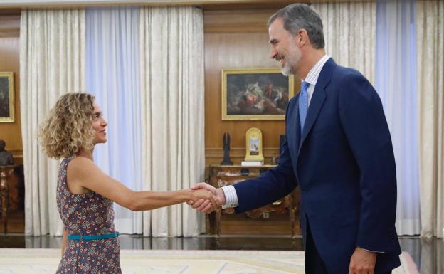 El rey Felipe VI (d) recibe en audiencia a la presidenta del Congreso, Meritxell Batet.