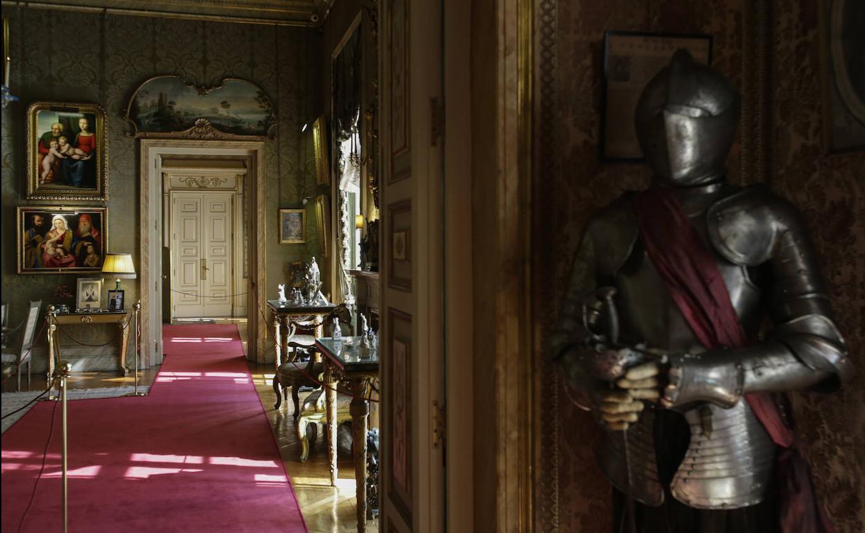 La visita al Palacio de Liria es un recorrido por seis siglos de historia. Solo se pueden recorrer 14 salas de un edificio que ocupa 3.500 metros cuadrados. 