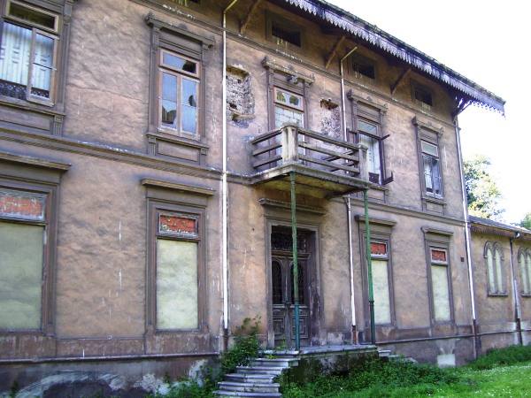 Casa de los Bernaldo de Quirós. En Candás. «Abandonado y ruina progresiva. Daños por la acción de la vegetación, con desgaste continuado de sus muros por las inclemencias del tiempo».