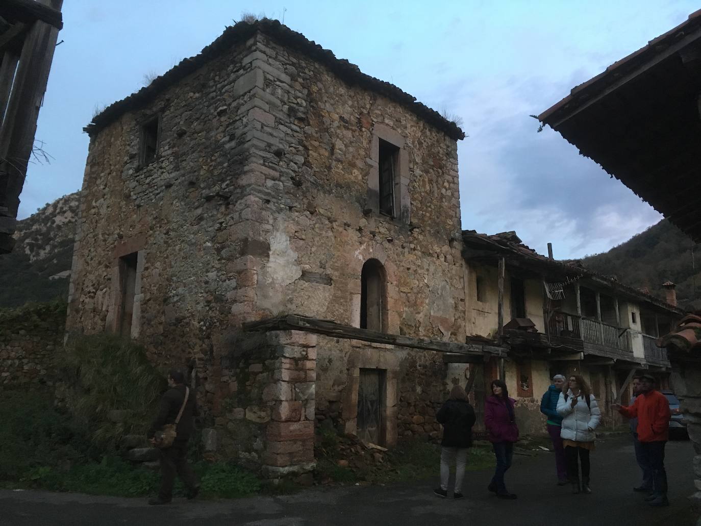 Casa Torre de Tuñón. Situada en Santo Adriano, Puede enmarcarse cronológicamente en algún momento previo a finales del siglo XV. Muy deteriorada. «Peligro de derrumbe inminente».