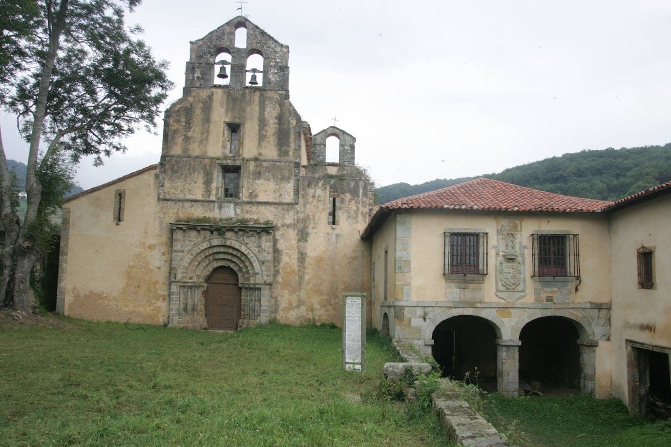 Monasterio de Santa María la Real de Obona. Situado en Tineo, se construyó en el siglo XIII sobre un anterior monasterio que se cree fue fundado en el siglo VIII. Declarado Monumento Nacional en 1982. Parcialmente en ruina.
