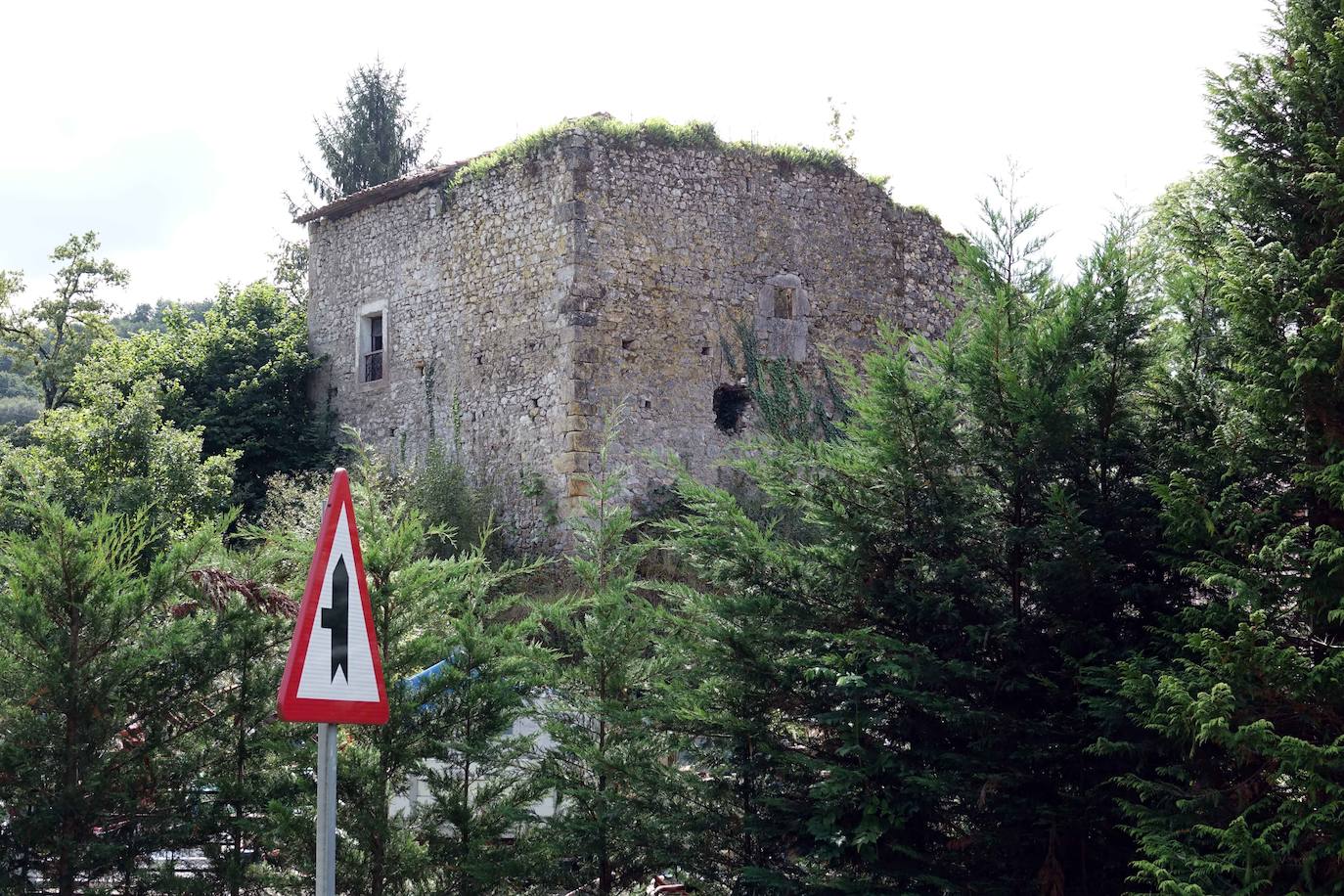 Torre de la Jura o del Heredero. Torre bajomedieval construida sobre una elevación que domina el llamado Campo de la Jura o de las Varas en Soto de Cangas. En ruina. La techumbre está hundida.