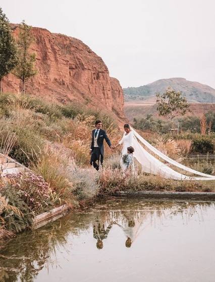 Los novios posan junto a un familiar. 