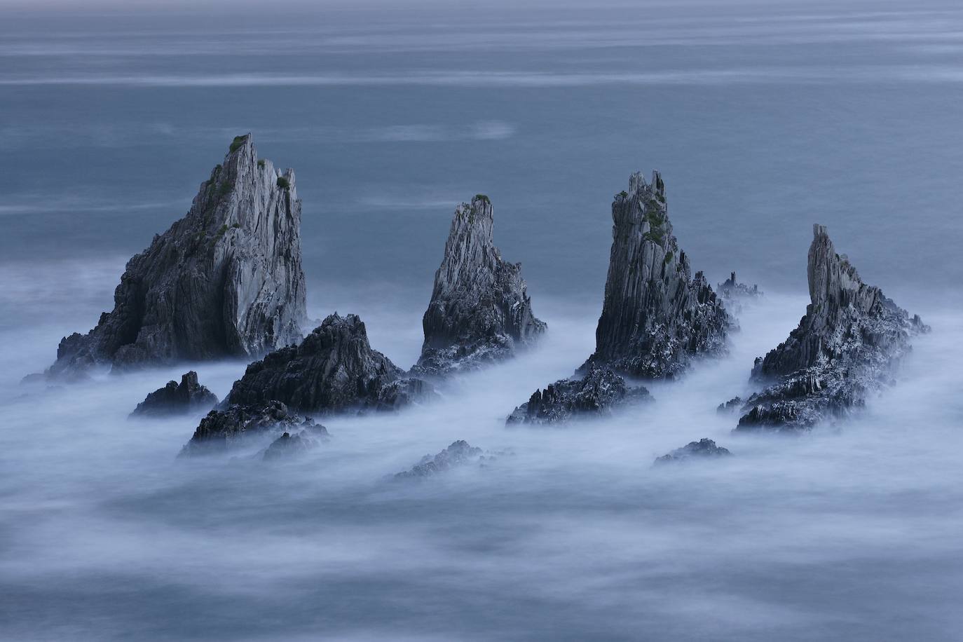 Escenas del Paraíso - Calendario Asturias 2019. Las Torres de Geirua (Cudillero)