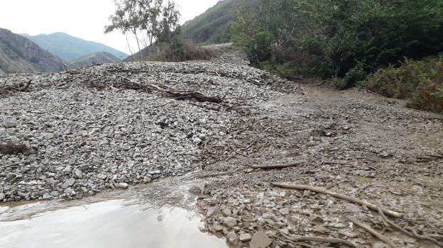 Toneladas de barro y piedras fueron arrastradas sobre la carretera degañesa tras una tormenta. 