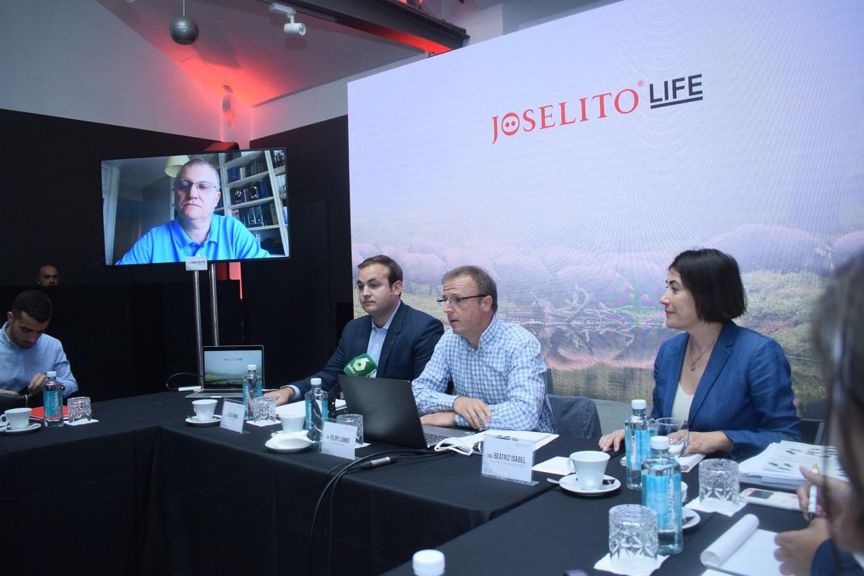 José Gómez, Brand Manager de Joselito; Felipe Lombó, doctor en Biología por la Universidad de Oviedo, y Beatriz Isabel Redondo, profesora titular en la Facultad de Veterinaria de la Universidad Complutense, en la presentación en Madrid de la investigación realizada por la Universidad de Oviedo. El doctor Sabino Riestra, del Servicio de Digestivo del HUCA, intervino por videoconferencia. 