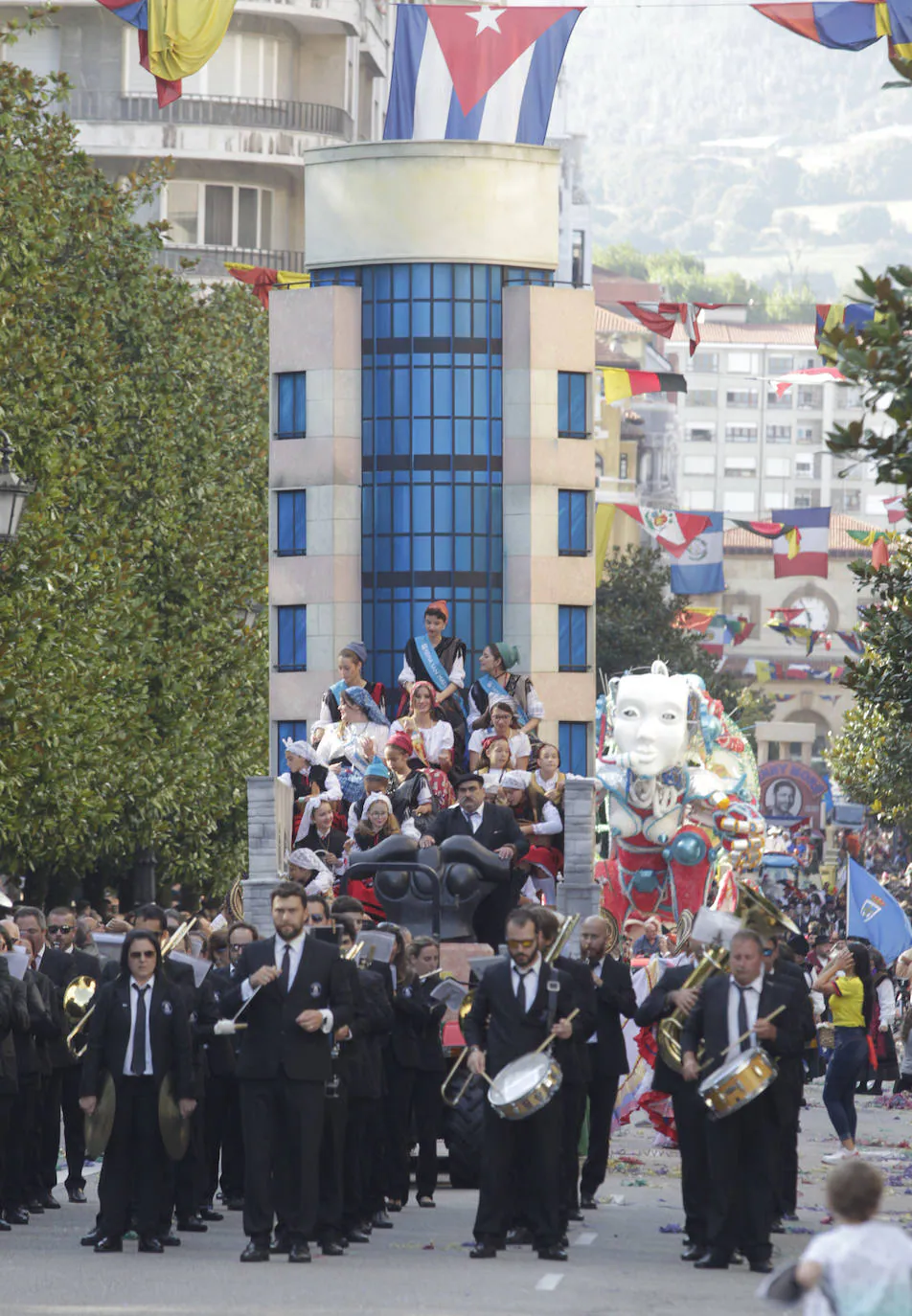 Once carrozas participan este año en la comitiva por el centro de Oviedo