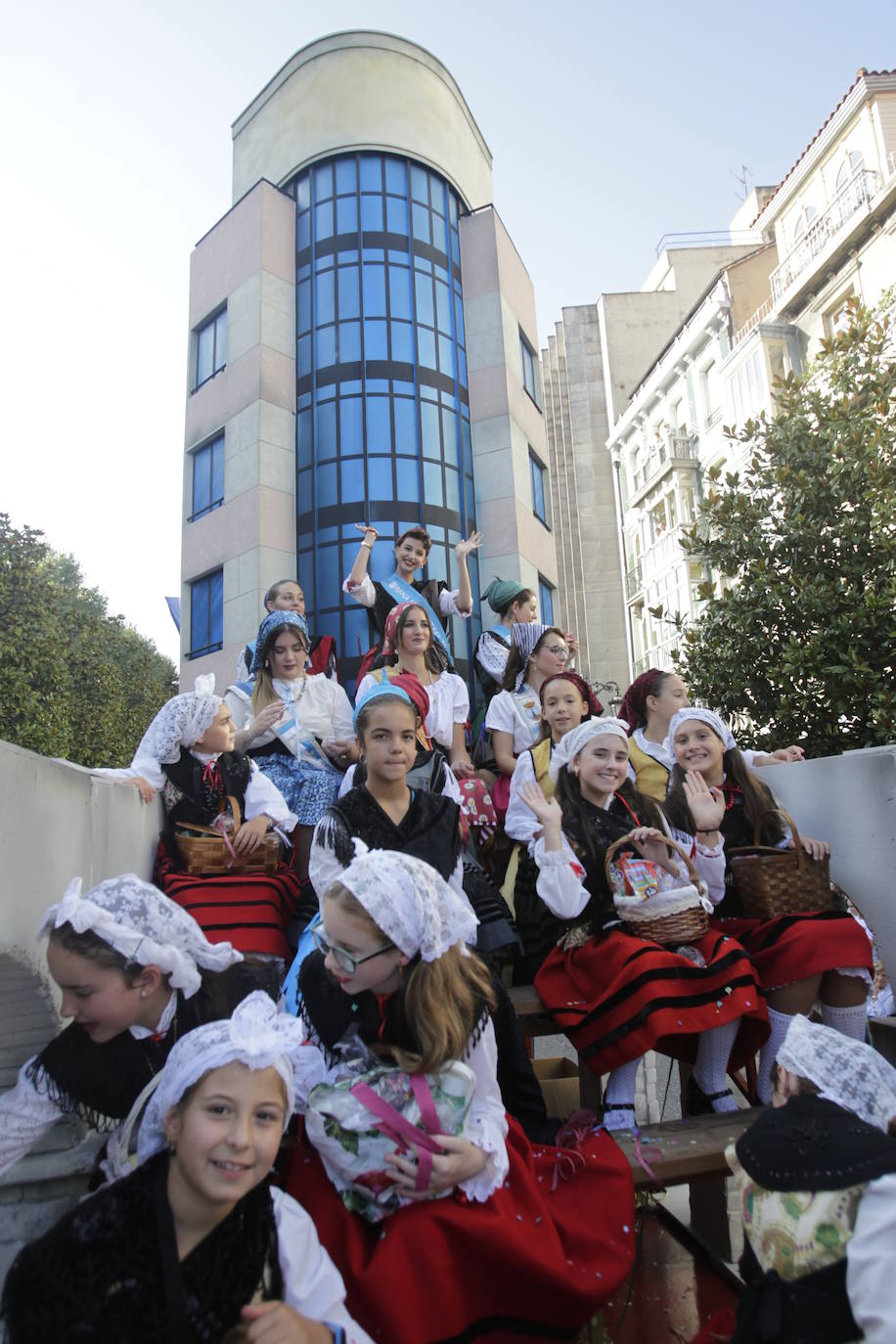 Once carrozas participan este año en la comitiva por el centro de Oviedo