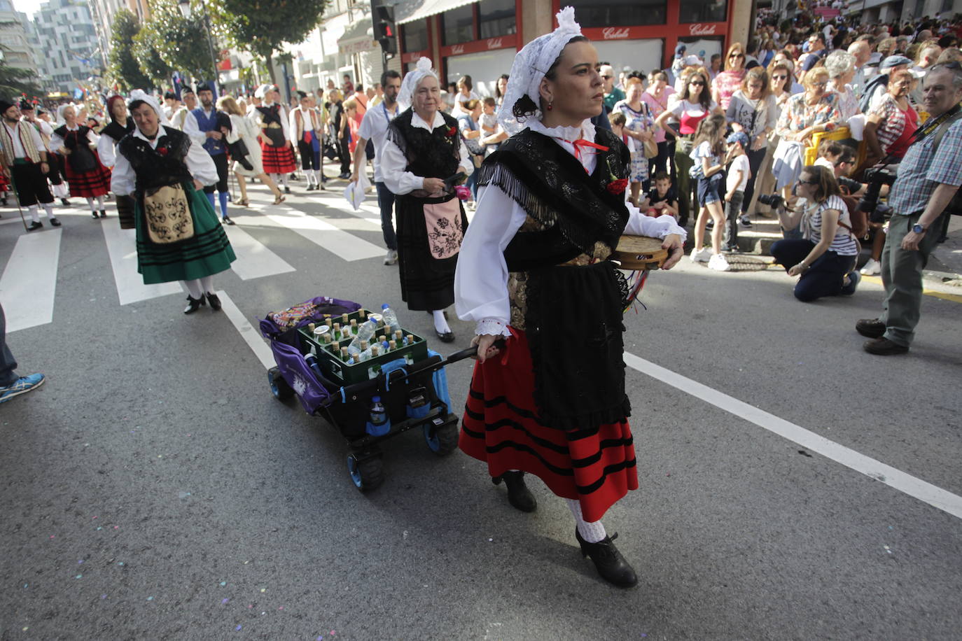 Once carrozas participan este año en la comitiva por el centro de Oviedo