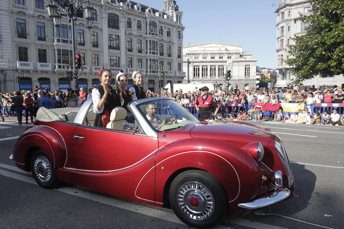 Once carrozas participan este año en la comitiva por el centro de Oviedo