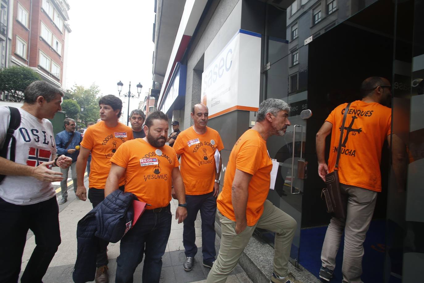 Fotos: Los trabajadores de Vesuvius exigen a la empresa que retire el ERE