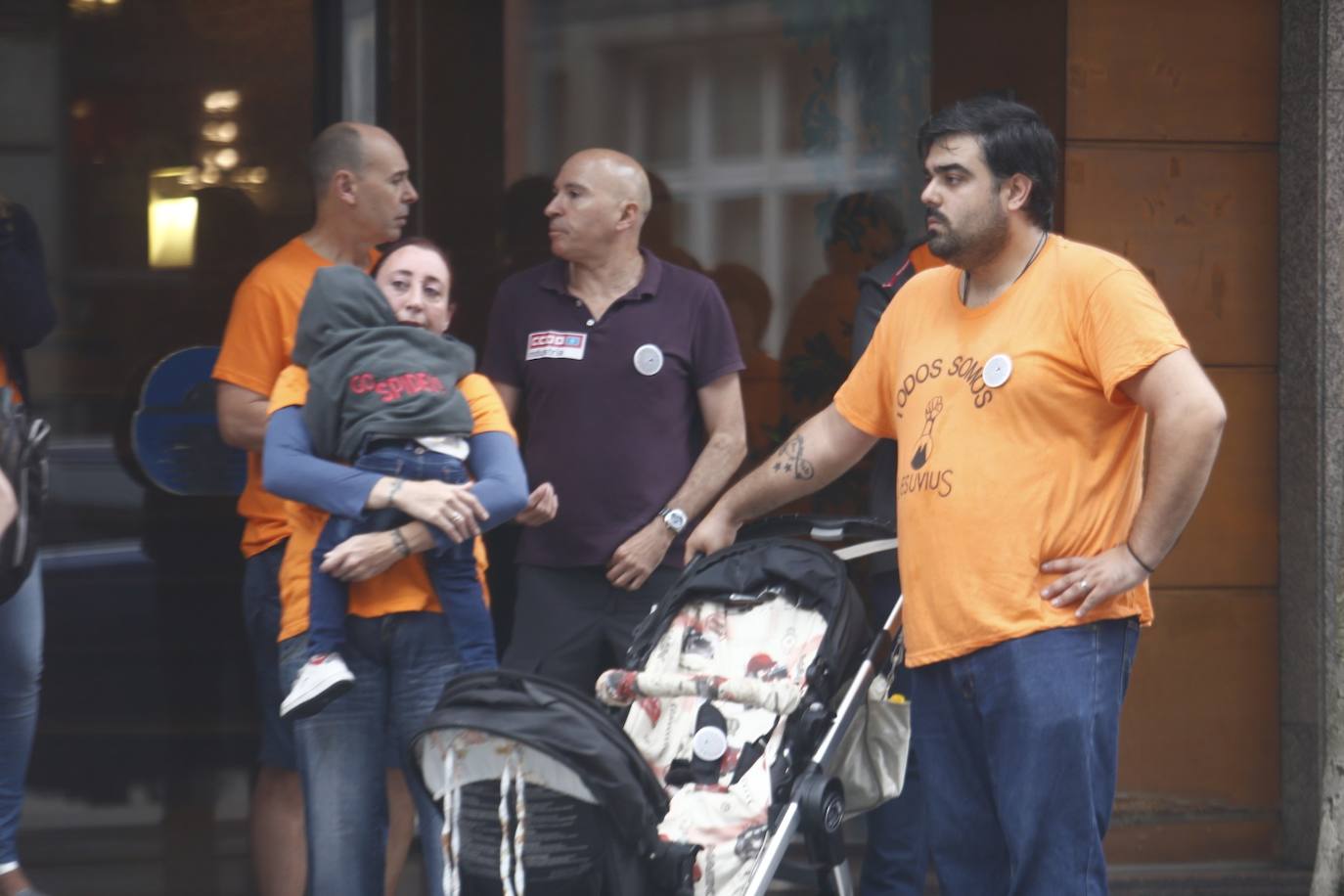 Fotos: Los trabajadores de Vesuvius exigen a la empresa que retire el ERE