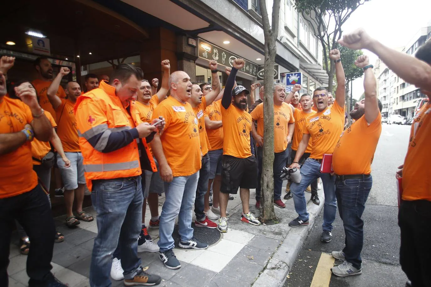 Fotos: Los trabajadores de Vesuvius exigen a la empresa que retire el ERE