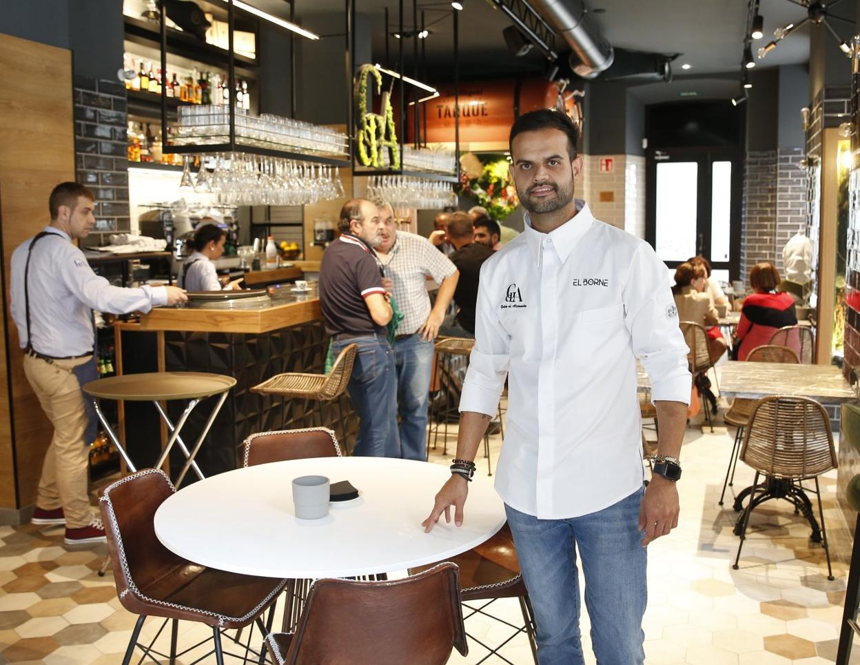 Alejandro Galán, en su nuevo restaurante gijonés, El Borne. :: DAMIÁN ARIENZA