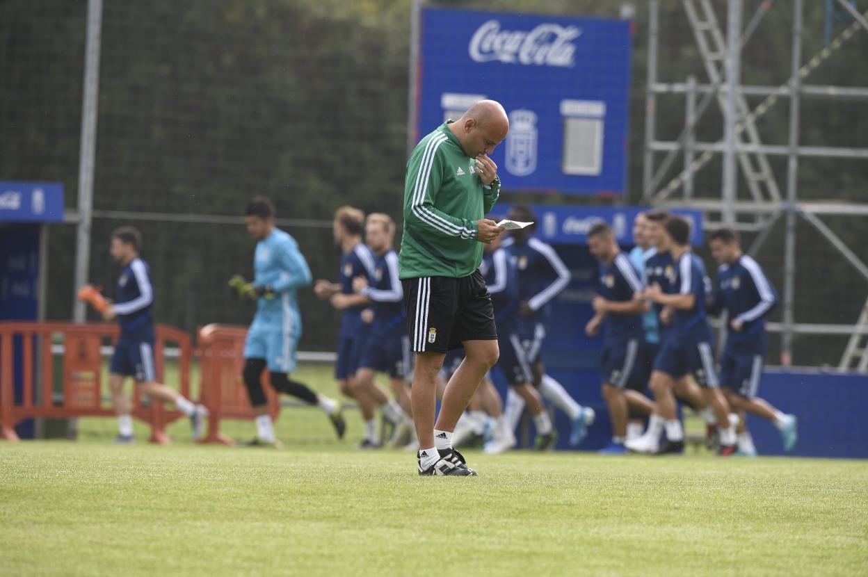 Javi Rozada repasa sus notas en el entrenamiento de ayer. 