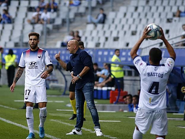 Javi Rozada da instrucciones a sus futbolistas. 