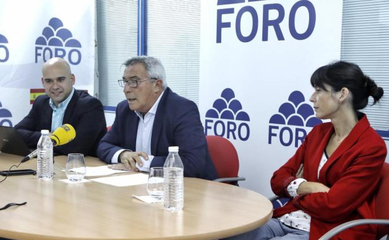 Álvaro Muñiz, Jesús Martínez Salvador y Ana Braña durante la rueda de prensa.