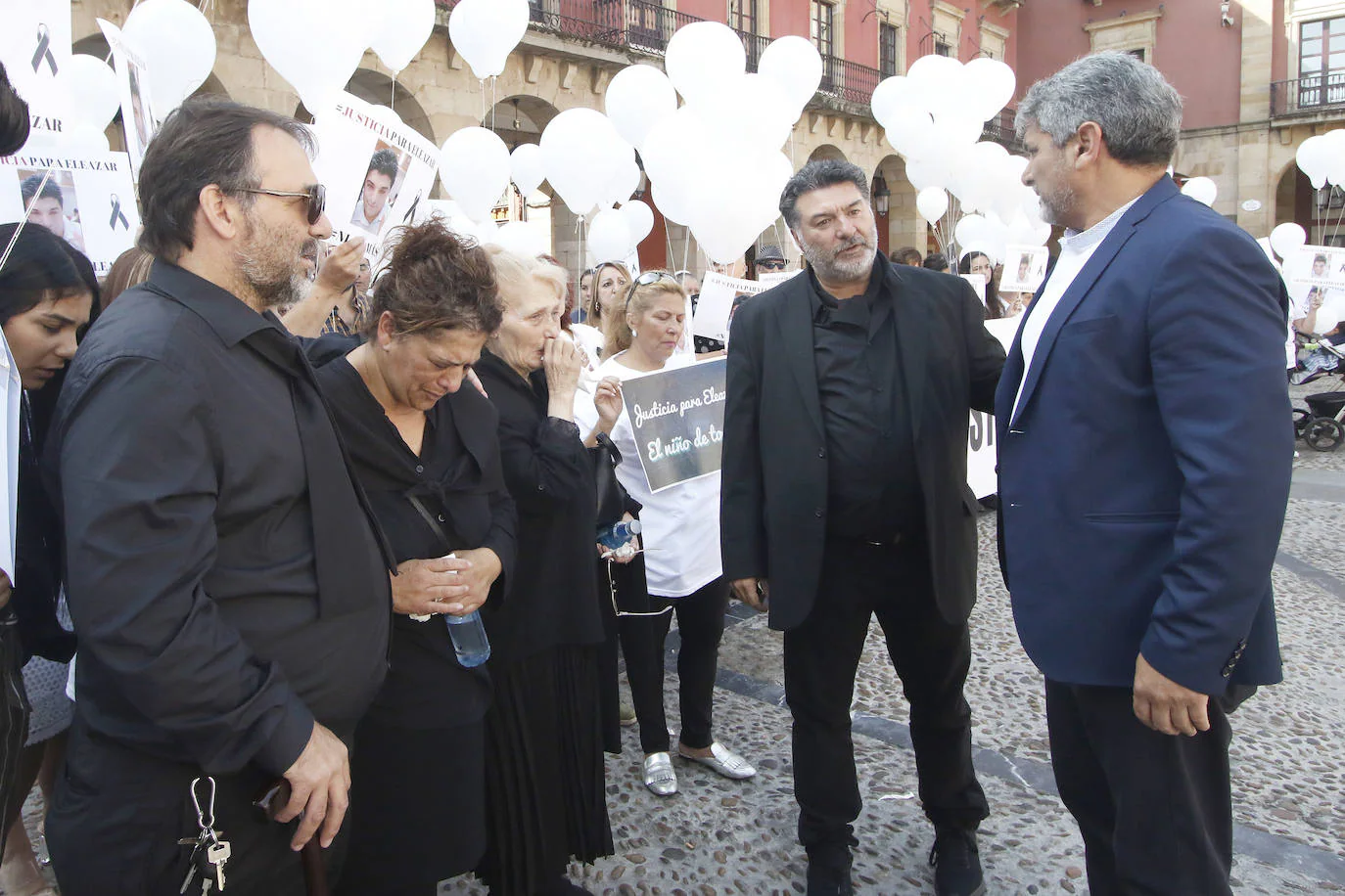 El diputado popular Juan José Cortés y el parlamentario de Podemos Ismael Cortés han arropado a la familia del joven Eleazar durante una concentración frente al Ayuntamiento de Gijón. Han reivindicado que se investigue lo ocurrido a las puertas de El Molinón el pasado 7 de septiembre y han soltado globos en su memoria.