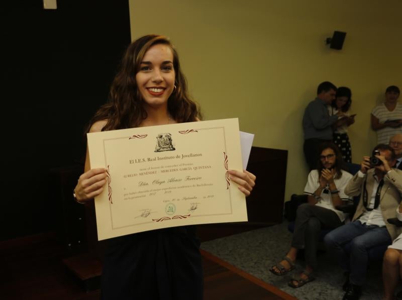 Cuatro alumnos del Jovellanos reciben el premio Aurelio Menéndez-Mercedes García a la excelencia tras haber finalizado sus estudios de Bachillerato Internacional con los mejores expedientes de su promoción y una nota media de 10.