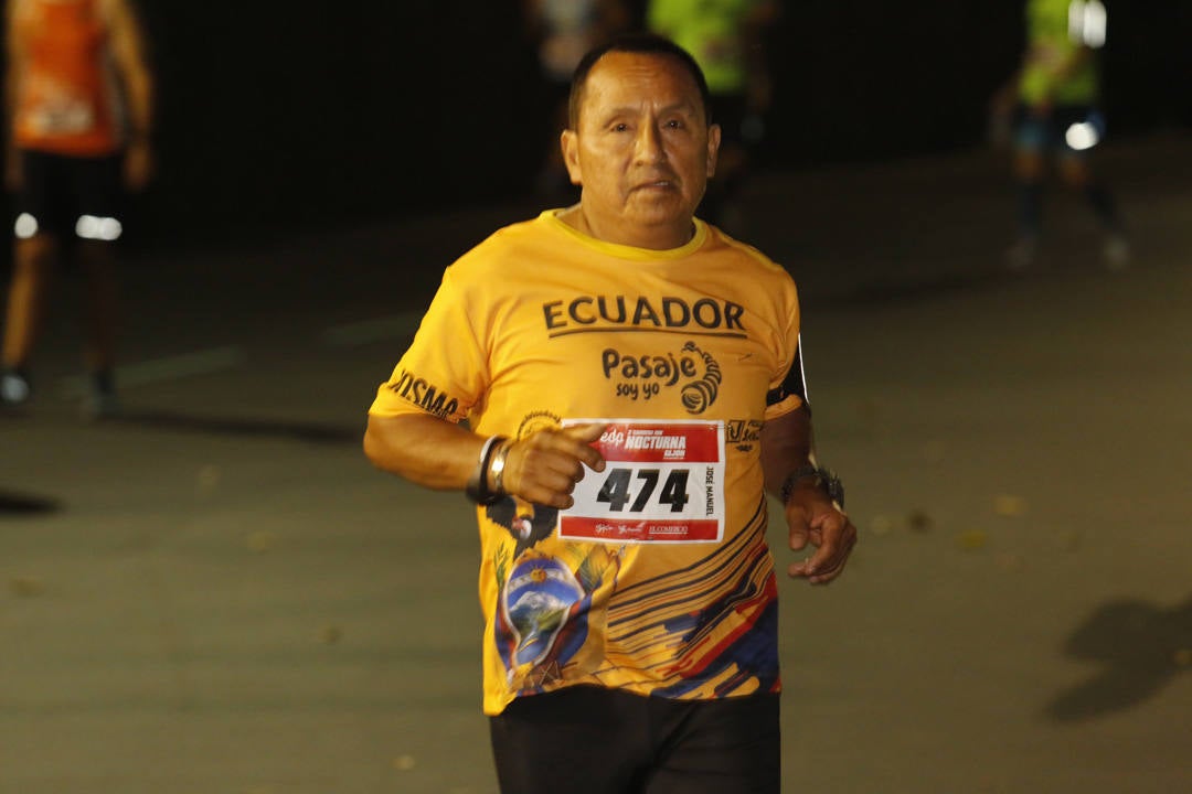 Una multitud de corredores recorrieron las calles de la ciudad iluminándola a cada zancada.