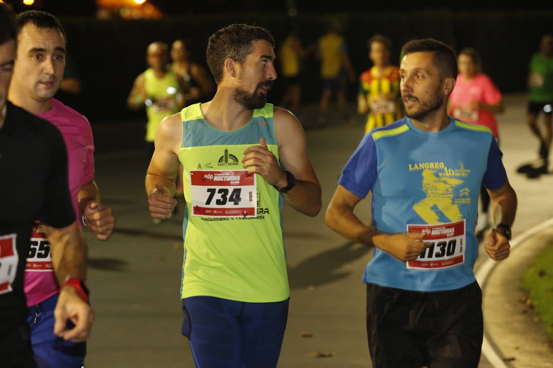 Una multitud de corredores recorrieron las calles de la ciudad iluminándola a cada zancada.