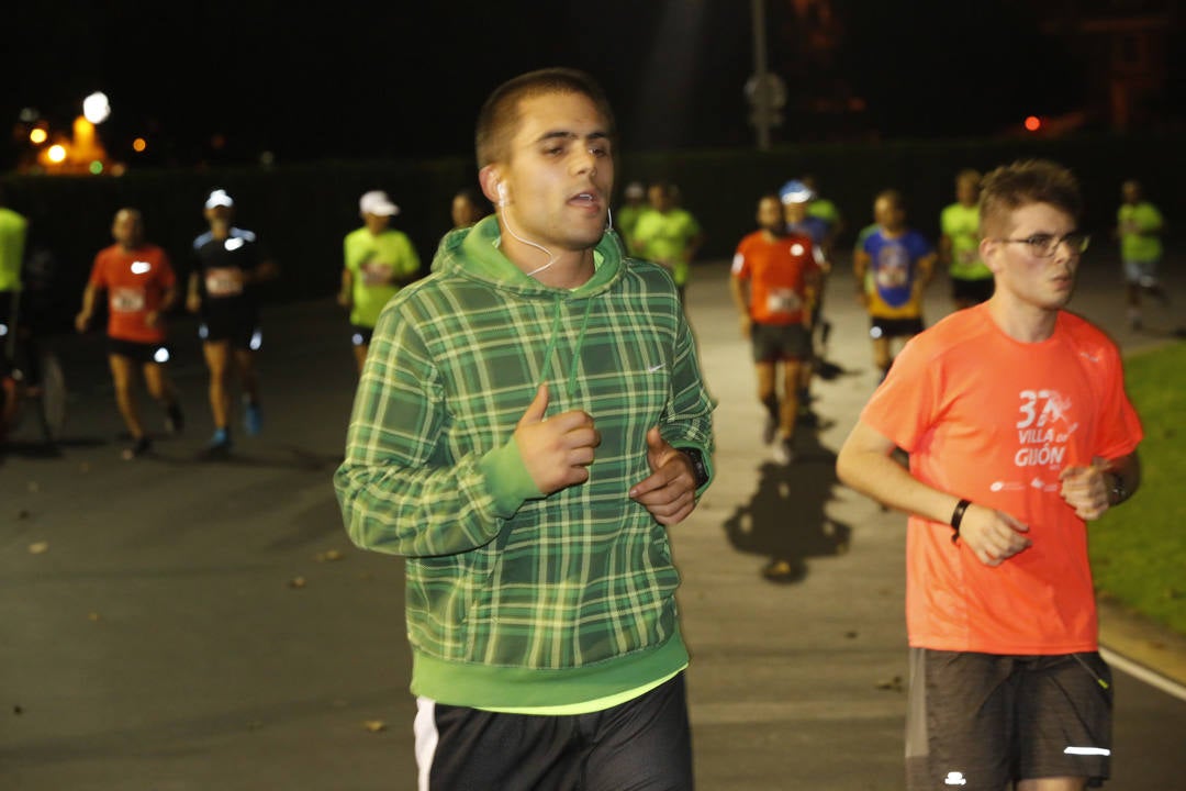 Una multitud de corredores recorrieron las calles de la ciudad iluminándola a cada zancada.