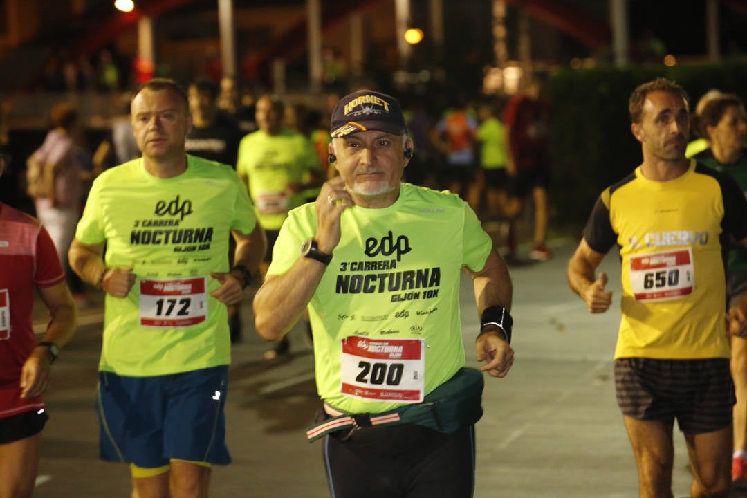 Una multitud de corredores recorrieron las calles de la ciudad iluminándola a cada zancada.