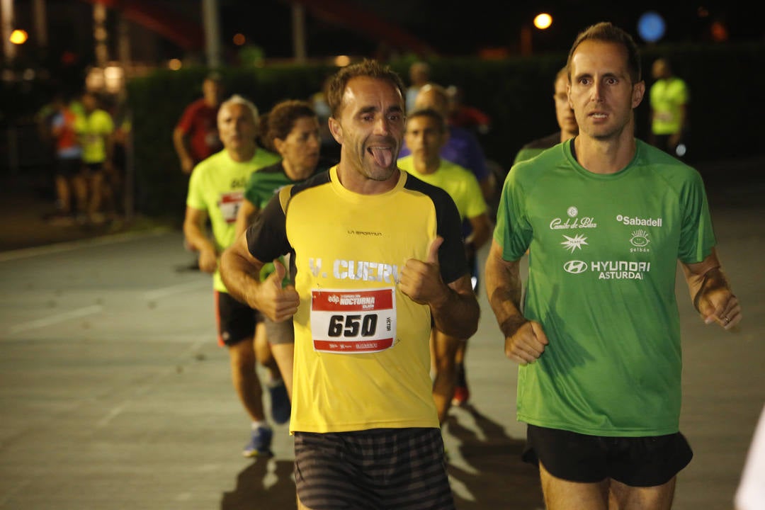 Una multitud de corredores recorrieron las calles de la ciudad iluminándola a cada zancada.