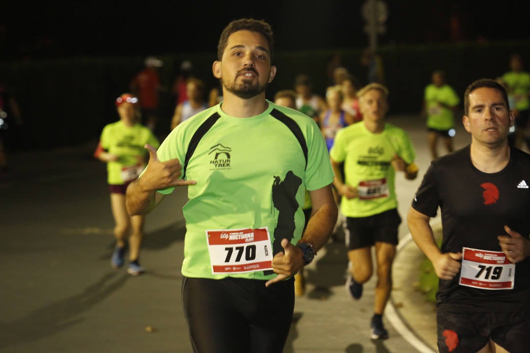 Una multitud de corredores recorrieron las calles de la ciudad iluminándola a cada zancada.