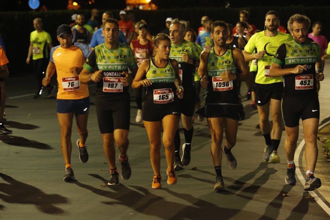 Una multitud de corredores recorrieron las calles de la ciudad iluminándola a cada zancada.