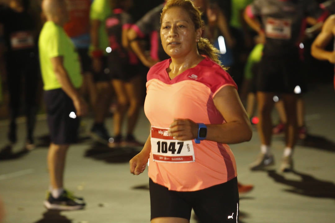 Una multitud de corredores recorrieron las calles de la ciudad iluminándola a cada zancada.