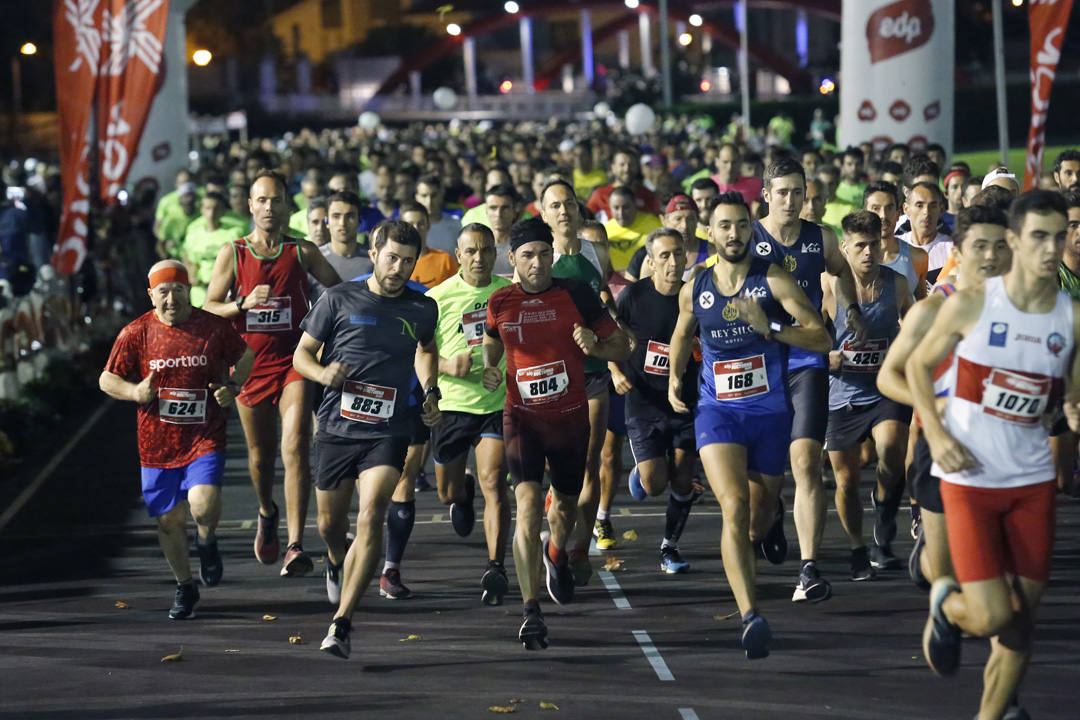 Una multitud de corredores recorrieron las calles de la ciudad iluminándola a cada zancada.