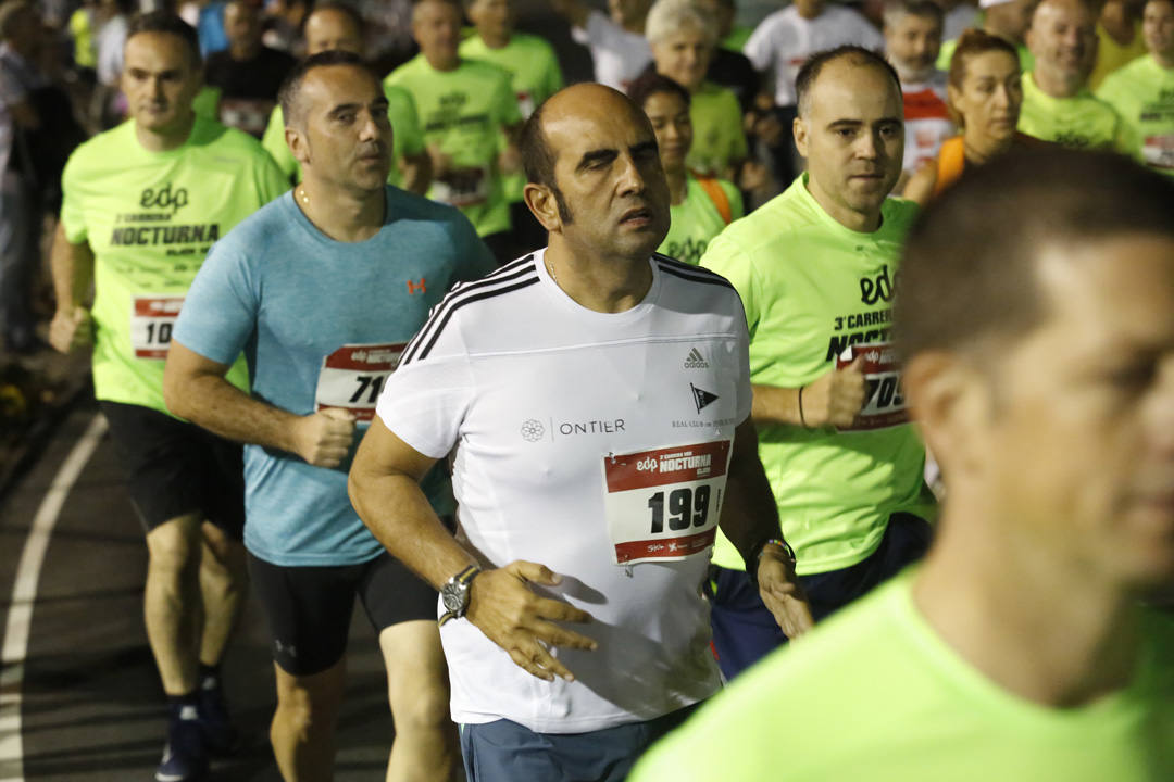 Una multitud de corredores recorrieron las calles de la ciudad iluminándola a cada zancada.