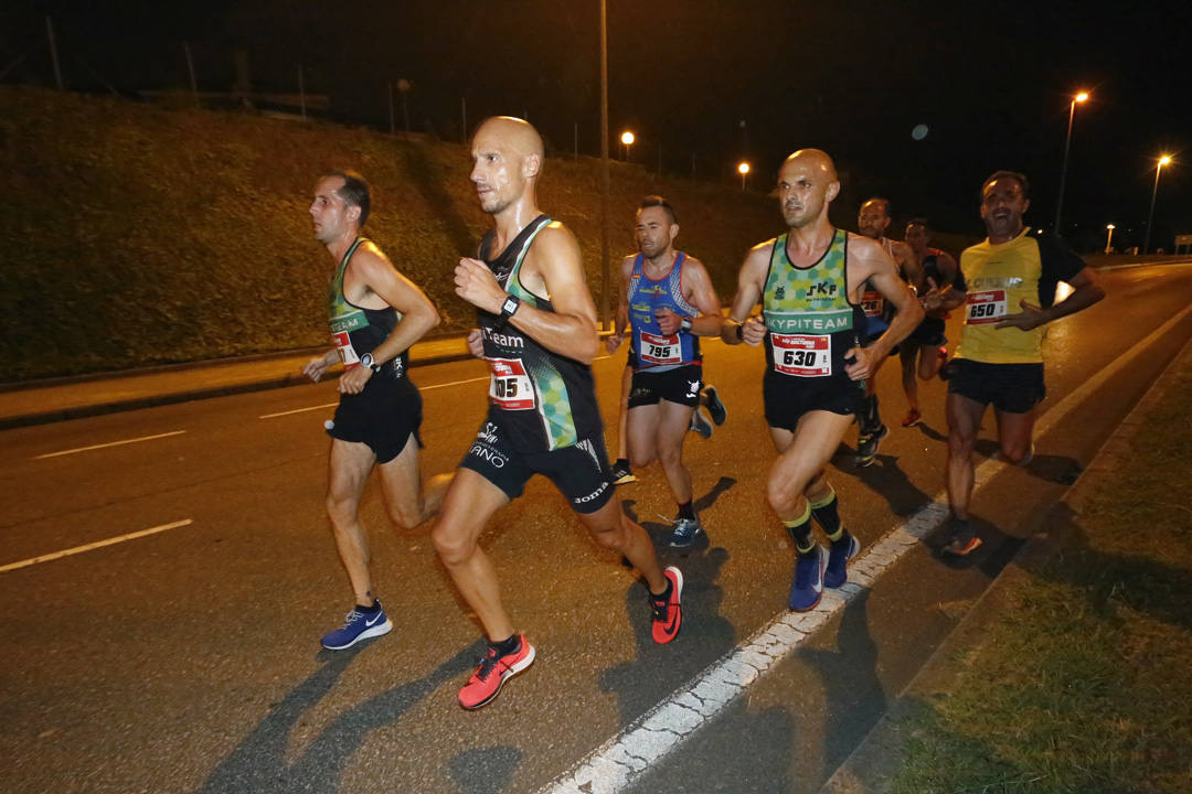 Una multitud de corredores recorrieron las calles de la ciudad iluminándola a cada zancada.