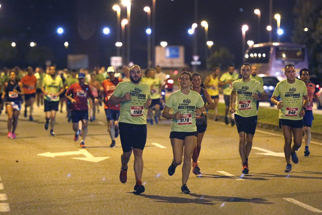 Una multitud de corredores recorrieron las calles de la ciudad iluminándola a cada zancada.