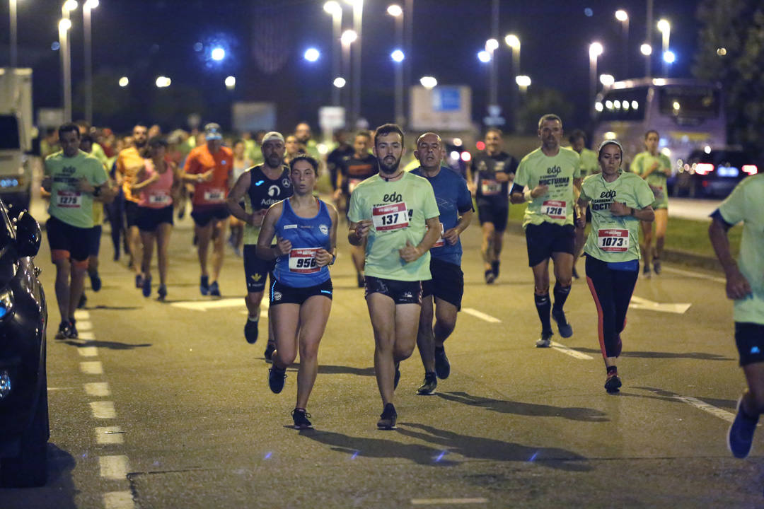 Una multitud de corredores recorrieron las calles de la ciudad iluminándola a cada zancada.